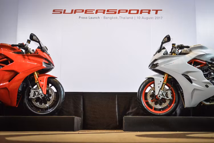 Mẫu xe môtô Ducati SuperSport 2017 hoàn toàn mới lần đầu tiên ra mắt trong triển lãm Intermot 2016 diễn ra vào tháng 10 năm ngoái tại Đức. Trong triển lãm EICMA 2016 diễn ra tại Milan, Ý, Ducati SuperSport còn được bình chọn là mẫu môtô có thiết kế đẹp nhất.