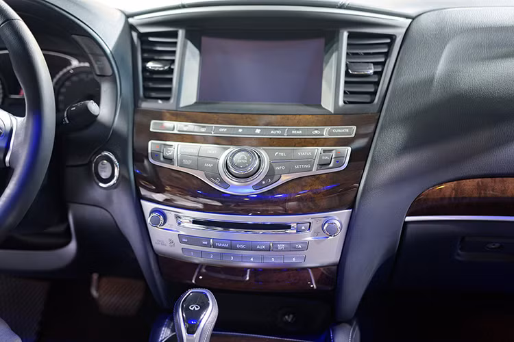 Infiniti QX60 mới sở hữu hệ thống âm thanh cao cấp của Bose tích hợp công nghệ bass Acoustic Waveguide, đầu đọc AM/FM/CD/DVD/MP3, hệ thống dữ liệu Radio (RDS), tính năng điều khiển âm lượng cảm biến theo tốc độ, bộ nhớ lưu trữ nhạc dung lượng lên tới 9.0GB...