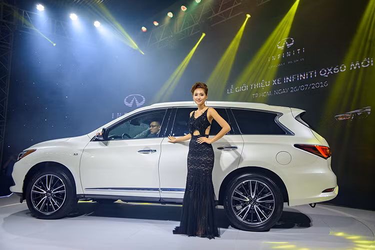QX60 mới có kích thước tổng thể (Dài x Rộng x Cao) tương ứng (4.989 x 1.960 x 1.742)mm với chiều dài cơ sở 2.900mm. Xe cũng được thiết kế tối ưu khí động học với hệ số cản Cd 0.34 – chỉ số rất ấn tượng với một chiếc crossover.