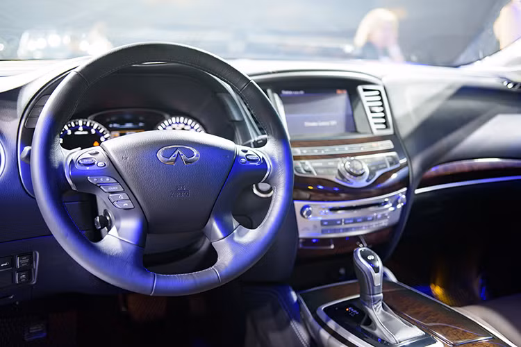 Mẫu xe này được tinh chỉnh một số chi tiết như ghế ngồi với chất liệu mới cao cấp hơn như vô lăng thể thao bọc da 4 chấu tích hợp phím bấm đa dụng, hệ thống cần sang số được thiết kế mới và nhiều vật liệu cao cấp được sử dụng trang trí cho nội thất.