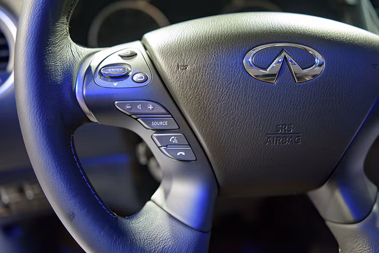 Xe cũng được bổ sung cần số mới, hệ thống kiểm soát điều hoà 3 vùng tự động và thêm cổng sạc USB. Trên phiên bản cao cấp "Premium", QX60 có thêm cửa sổ trời toàn cảnh cho hàng ghế thứ 2 và 3, màn hình màu 7-inch cho hành khách sau được tích hợp vào tựa đầu ghế trước...