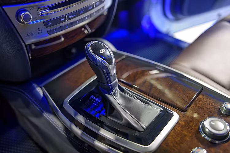 Cả hai phiên bản QX60 mới đều sử dụng động cơ xăng V6 3.498cc đạt công suất 263 mã lực tại 6.400v/ph và mô-men xoắn cực đại 334Nm tại 4.400v/ph, hệ thống dẫn động 4 bánh toàn thời gian AWD và hộp số vô cấp CVT điều khiển điện tử tích hợp chế độ số tay cho phép lựa chọn tuần tự các cấp số.