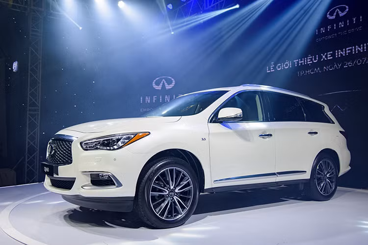 So với phiên bản cũ, phiên bản mới của mẫu crossover 7 chỗ hạng sang dành cho gia đình này được cải tiến nhẹ về thiết kế. Phần đầu với lưới tản nhiệt chính dạng mạng lưới thay cho kiểu 4 thanh ngang ở mẫu cũ. Kích thước tổng thể (Dài x Rộng x Cao) tương ứng (4.989 x 1.960 x 1.742)mm với chiều dài cơ sở 2.900mm. Thiết kế tối ưu khí động học.