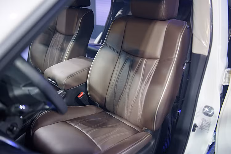 Là mẫu xe bán chạy thứ 2 của Infiniti trên phạm vi toàn cầu - chính vì thế QX60 bản nâng cấp 2017 không chỉ cải tiến ngoại hình mà khoang nội thất còn sở hữu tới ba hàng ghế 7 chỗ, được làm mới nhằm tăng khả năng chinh phục khách hàng.