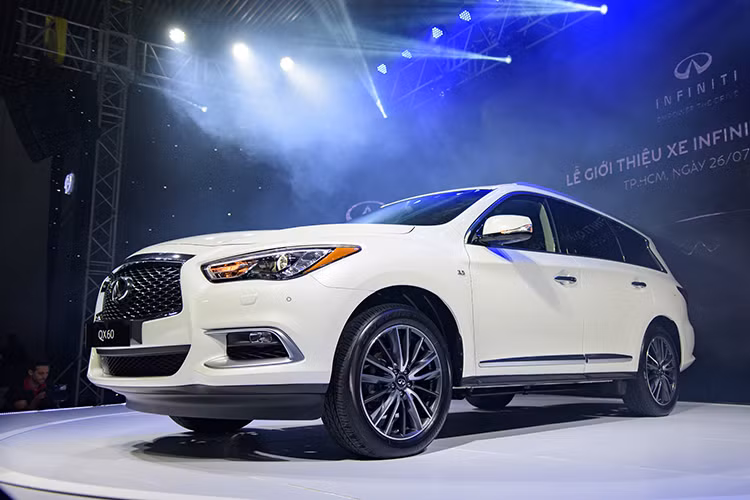 Tại thị trường Việt Nam, Infiniti QX60 phiên bản nâng cấp mới 2017 cho phép khách hàng chọn 2 phiên bản, gồm bản tiêu chuẩn QX60 V6 3.5 AWD và bản cao cấp hơn QX60 Premium. Với việc giảm giá "sốc" ngay trong đầu năm 2017 này, Infiniti là thương hiệu xe ôtô có mức giá giảm cao nhất tính đến thời điểm hiện tại ở Việt Nam.