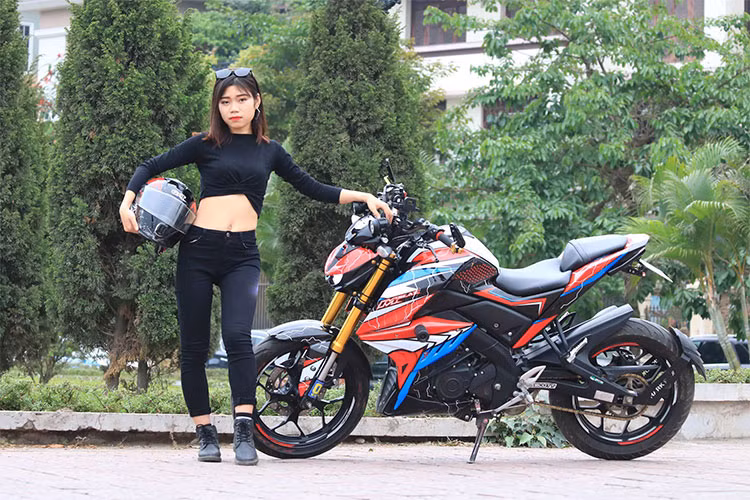 Cụ thể, phần đầu xe với mặt nạ thiết kế chịu ảnh hưởng từ huyền thoại Kawasaki Z1000, hướng đến sự mạnh mẽ và hầm hố. Thêm vào đó là cặp đèn L4 tăng khả năng chiếu sáng khi di chuyển trong cung đường tối.