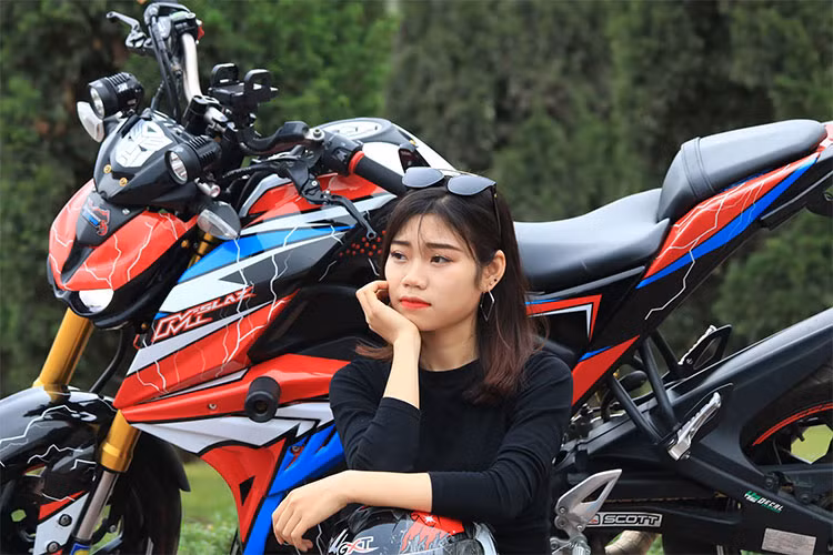 Vì được thiết kế phong cách thể thao giống R15 nên phần yên sau khá cao nên nó cũng đã được chủ nhân hạ bớt cho vừa đủ dùng. Bình xăng của TFX150 có dung tích 10.2 lít cùng thiết kế góc cạnh làm tăng vẻ mạnh mẽ, thể thao cho mẫu xe côn tay cỡ nhỏ này vẫn được giữ nguyên bản.