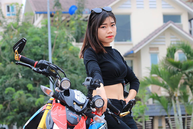 Trên chiếc Yamaha TFX 150 độ này ngoài việc được làm mới bằng dàn áo đầy phong cách, nó còn được bổ sung thêm một vài món đồ chơi hàng hiệu, đặc biệt là phần đầu xe sao cho giống với chiếc Kawasaki Z1000.