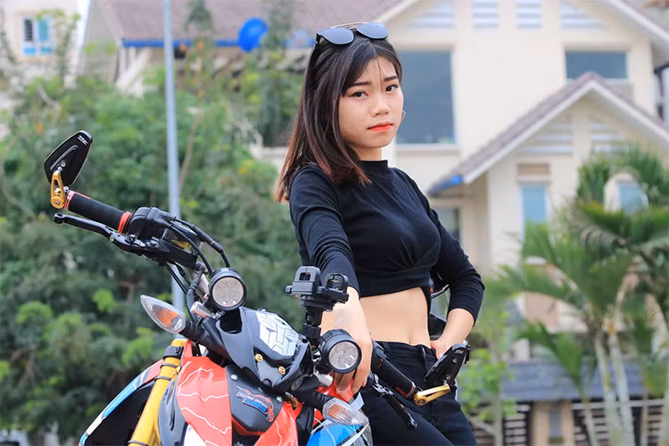 Trên chiếc Yamaha TFX 150 độ này ngoài việc được làm mới bằng dàn áo đầy phong cách, nó còn được bổ sung thêm một vài món đồ chơi hàng hiệu, đặc biệt là phần đầu xe sao cho giống với chiếc Kawasaki Z1000.