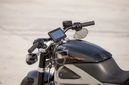 Khác biệt hoàn toàn với những chiếc môtô đình đám của Harley-Davidson bấy lâu nay, xế điện Harley Project LiveWire chỉ có 1 số duy nhất và không hề có tay côn hay bộ số – nó giống như một chiếc xe ga phân khối lớn, chỉ khác một điểm là có thêm phanh chân và thiết kế đậm chất những chiếc môtô phân khối lớn hiện đại.