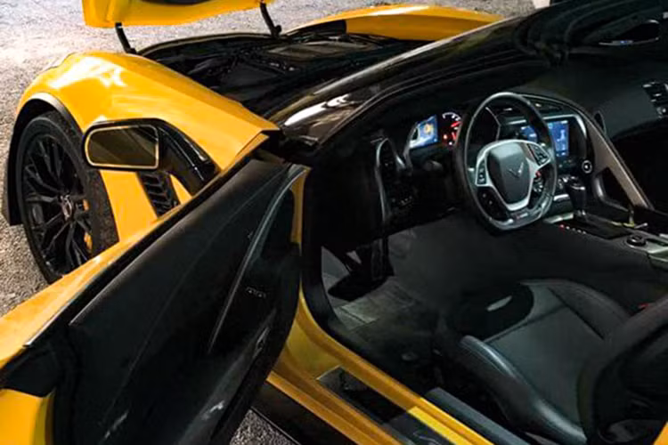 Vô lăng thể thao 3 chấu bọc da cao cấp, màn hình cảm ứng 8 inch ở vị trí trung tâm cùng hệ thống âm thanh Bose 10 loa mang đến trải nghiệm thú vị cho người lái.