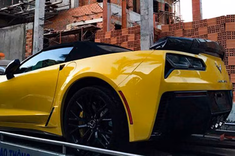 Xe có phần mui mềm có thể đóng mở tự động ở tốc độ dưới 50 km/giờ. Xe nổi bật ở lưới tản nhiệt kiêm hốc gió rộng, phía dưới là cản trước lớn chìa ra phía trước được làm từ sợi carbon, ngay trên nắp capô là khe hút gió làm mát động cơ.