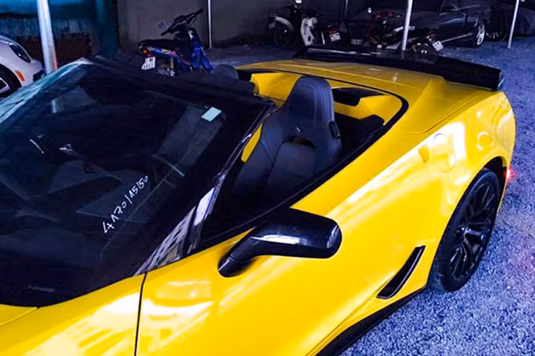 Chiếc Chevrolet Corvette C7 Z06 vừa về Việt Nam này được sơn màu vàng và được trang bị thêm gói phụ kiện cao cấp Z07 Aerodynamic Package cũng như Aero với điểm nhấn là sợi carbon.