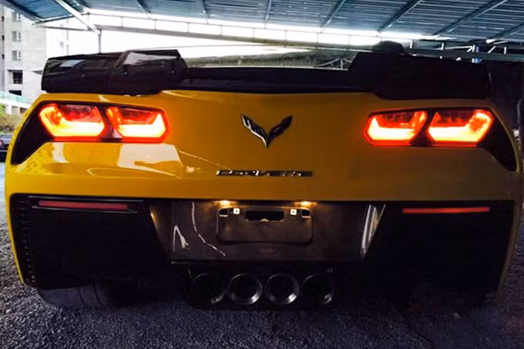 Tương tự như phiên bản coupe, Chevrolet C7 Z06 Convertible được trang bị 2 loại hộp số. Với hộp số sàn 7 cấp, xe mất khoảng 3,2 giây để tăng tốc từ 0-100 km/h. Con số này với hộp số tự động 8 cấp tích hợp lẫy chuyển số trên vô lăng là dưới 3 giây.