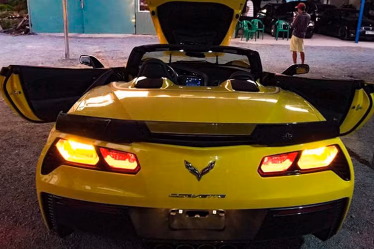  Phía sau xe nổi bật ở cụm đèn hậu hầm hố, 4 ống xả tròn đặt giữa cùng cánh lưới gió làm từ sợi carbon. 