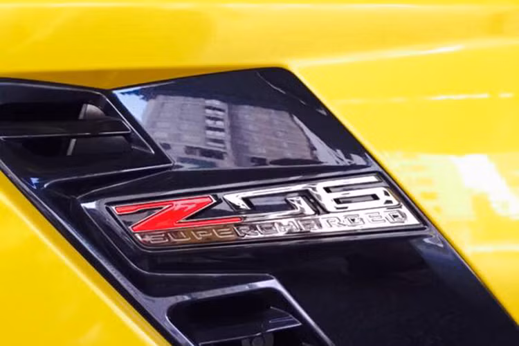 Được biết, chiếc xe thể thao đình đám này vừa được nhập về Việt Nam thuộc sở hữu của một người đam mê ôtô thể thao tại TP HCM. Giá xe vẫn chưa được tiết lộ nhưng với mức giá khoảng 80.000 USD tại Mỹ, khi về Việt Nam nó sẽ có gía vài tỷ đồng.