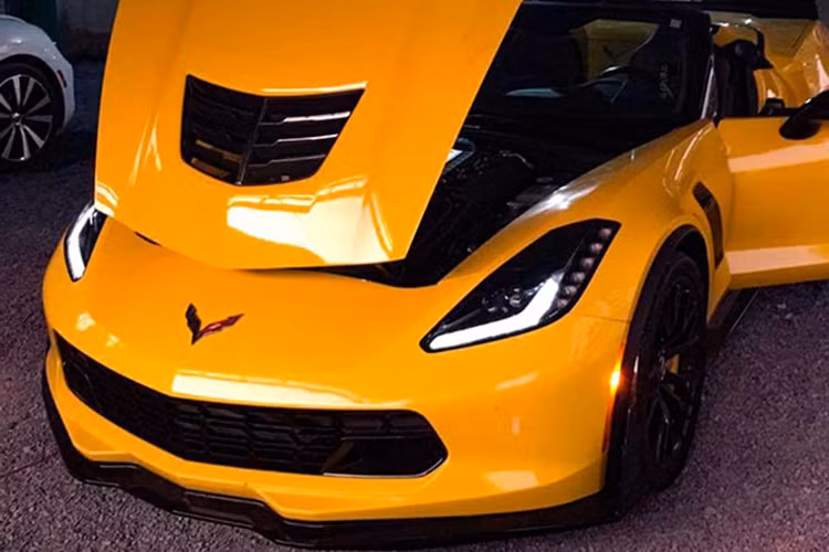 Được biết, đây là lần đầu phiên bản mui mềm của mẫu xe thể thao Mỹ cập bến thị trường Việt. Trước đó, đã có 4 phiên bản coupe về Việt Nam trong đó có hai chiếc màu vàng và 2 chiếc màu trắng.