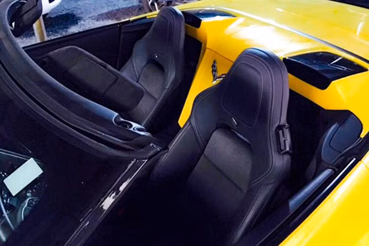 Chevrolet Corvette C7 Z06 được trang bị động cơ LT4 V8, siêu nạp, dung tích 6,2 lít, sản sinh công suất tối đa 650 mã lực tại vòng tua máy 6.400 vòng/phút và mô-men xoắn cực đại 880 Nm tại vòng tua 3.600 vòng/phút.