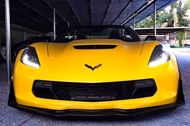 Là mẫu xe thể thao có giá không quá đắt đỏ như siêu xe (khoảng 80.000 USD), Chevrolet Corvette C7 Z06 Convertible vẫn mang dáng vẻ hầm hố không kém cạnh so với những "đại gia" siêu xe đình đám khác trên thế giới.