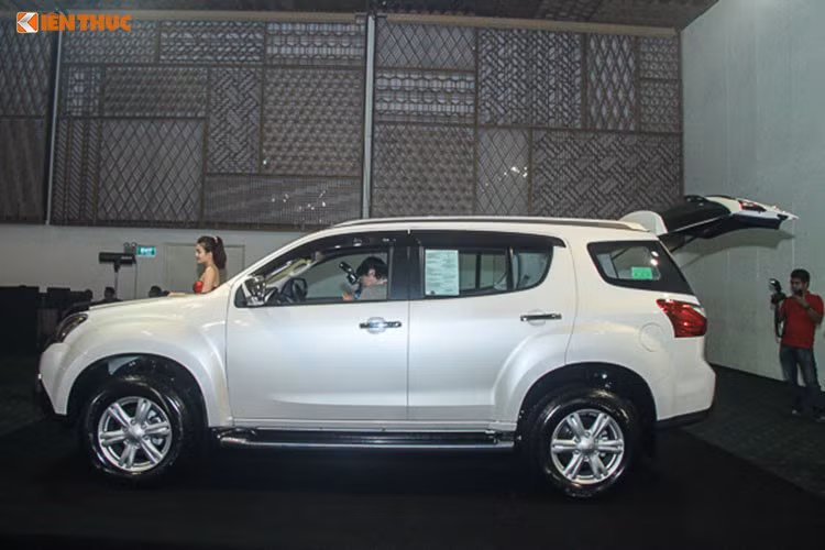 Cụ thể, Isuzu mu-X bản một cầu, số sàn còn 785 triệu đồng, giảm 114 triệu đồng. Phiên bản mu-X số tự động giá 850 triệu đồng, giảm 110 triệu đồng. Những chiếc xe này đều có động cơ diesel tiêu chuẩn Euro 2 nhưng theo chia sẻ từ phía đại lý, xe vẫn được đăng kiểm bình thường.
