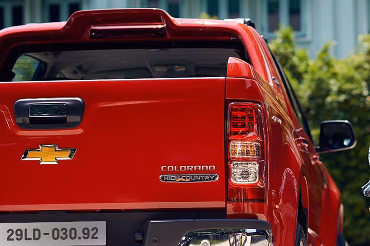 So với động cơ Duramax 2.8L có công suất 197 mã lực cùng mô-men xoắn 500 Nm, động cơ 2.5L VGT yếu hơn một chút khi chỉ có công suất 180 mã lực và mô-men xoắn 440 Nm. Thế nhưng khi so với động cơ Duramax 2.5L thông thường có công suất 161 mã lực và mô-men xoắn 380 Nm thì rõ ràng động cơ 2.5L VGT vượt trội hơn hẳn.