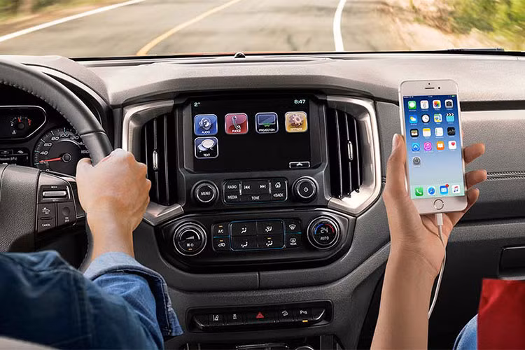 Các công nghệ an toàn tiên tiến sẵn có trên Chevrolet Colorado bao gồm Cảnh báo va chạm phía trước, Cảm biến hỗ trợ đỗ xe trước/sau, Cảnh báo xe lệch làn đường, Hệ thống chống bó cứng phanh (ABS), Hệ thống kiểm soát áp suất lốp (TPMS), Hệ thống hỗ trợ xuống dốc (HDC), Hệ thống hỗ trợ khởi hành ngang dốc (HSA) và camera lùi.