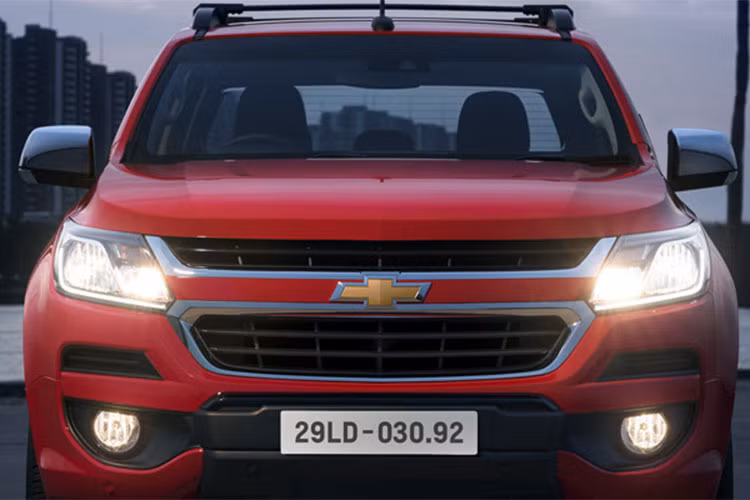 Tại Việt Nam, Chevrolet Colorado 2018 vẫn có 2 tùy chọn sức mạnh động cơ Diesel là Duramax 2.5L và Duramax 2.5L VGT thế hệ mới thay thế cho động cơ Duramax 2.8L trước đây. Riêng mô hình động cơ Diesel Duramax 2.5L VGT thế hệ mới có tới 4 phiên bản khác nhau, trong khi mô hình động cơ Duramax 2.5L dừng lại ở con số 2.