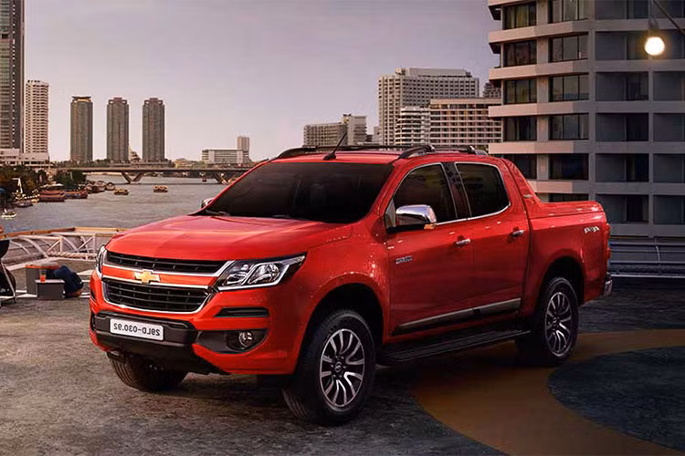 General Motors Việt Nam vừa có những bổ sung mới nhất cho dòng xe bán tải Chevrolet Colorado, khiến mẫu bán tải ăn khách này càng trở nên hấp dẫn hơn nữa với khách hàng Việt. Colorado nay được đi kèm động cơ mới và thêm tính năng an toàn tiên tiến, được bán ra với 8 màu ngoại thất khác nhau.