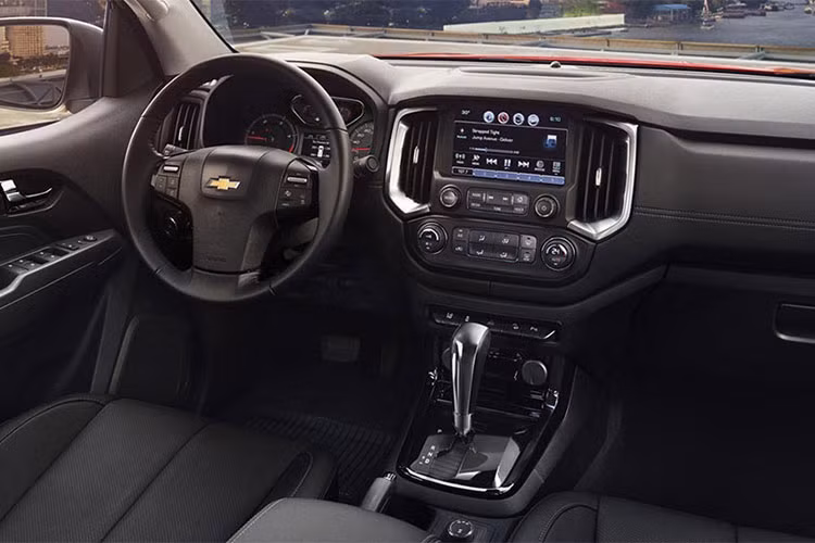 Bên cạnh đó, nhằm tăng cường hơn nữa sự an toàn và vận hành của mẫu xe bán tải Colorado mới, tính năng khóa an toàn 2 nấc được bổ sung thêm trên tất cả các phiên bản nhằm ngăn chặn các tình huống tắt động cơ đột ngột do chìa khóa bị xoay không chủ đích.