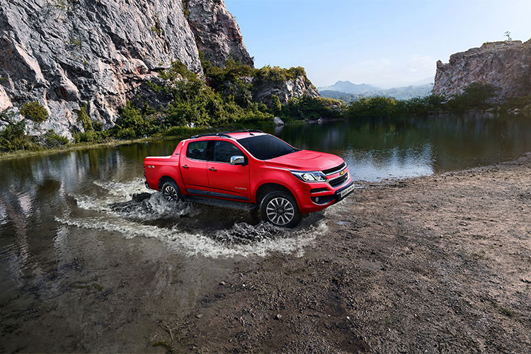 Về ngoại hình, Chevrolet Colorado 2.5 phiên bản mới được bán ra trong tháng 7/2018 này không có nhiều khác biệt so với các phiên bản trước đó nhưng có thêm 2 màu mới gồm Cam và Xám ánh kim bên cạnh 6 màu sơn ngoại thất đã có như Đen, Trắng, Đỏ, Bạc, Xám và Xanh.