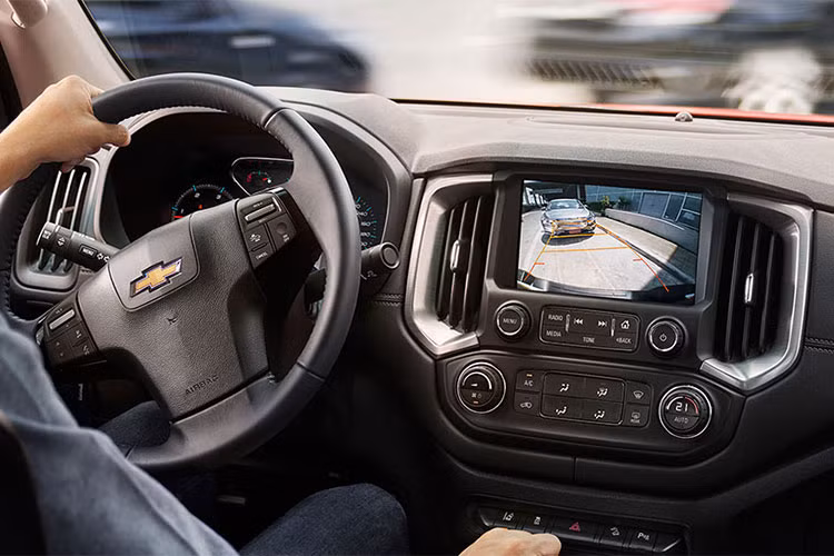 Giống như những phiên bản Colorado khác từng ra mắt trong năm 2017 vừa qua, mẫu xe bán tải Colorado 2.5L VGT 4x2 AT LT cũng được trang bị hệ thống thông tin giải trí MyLink thế hệ mới nhất của Chevrolet cho phép kết nối với điện thoại iPhone thông qua Apple CarPlay.