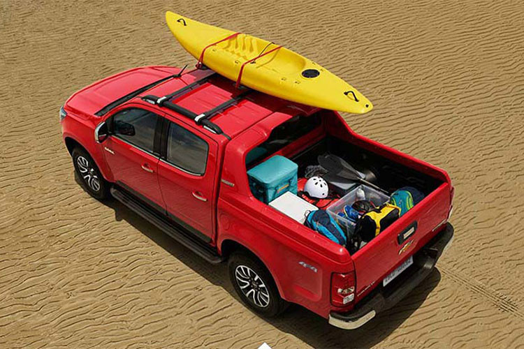 Các phiên bản Colorado 2.5L thông thường sẽ đi kèm hộp số sàn 6 cấp trong khi các phiên bản Colorado 2.5L VGT sẽ có cả 2 lựa chọn số tự động và số sàn 6 cấp. Đáng chú ý, trước đây phiên bản Colorado 2.5L 4x2 chỉ có trang bị hộp số sàn 6 cấp thì nay GM Việt Nam đã bổ sung thêm phiên bản mới Colorado 2.5L VGT 4x2 AT LT với trang bị số tự động 6 cấp.