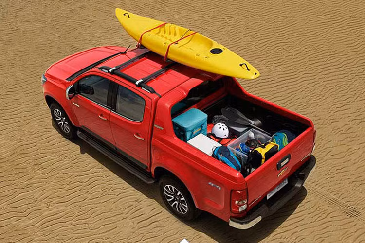 Các phiên bản Colorado 2.5L thông thường sẽ đi kèm hộp số sàn 6 cấp trong khi các phiên bản Colorado 2.5L VGT sẽ có cả 2 lựa chọn số tự động và số sàn 6 cấp. Đáng chú ý, trước đây phiên bản Colorado 2.5L 4x2 chỉ có trang bị hộp số sàn 6 cấp thì nay GM Việt Nam đã bổ sung thêm phiên bản mới Colorado 2.5L VGT 4x2 AT LT với trang bị số tự động 6 cấp.