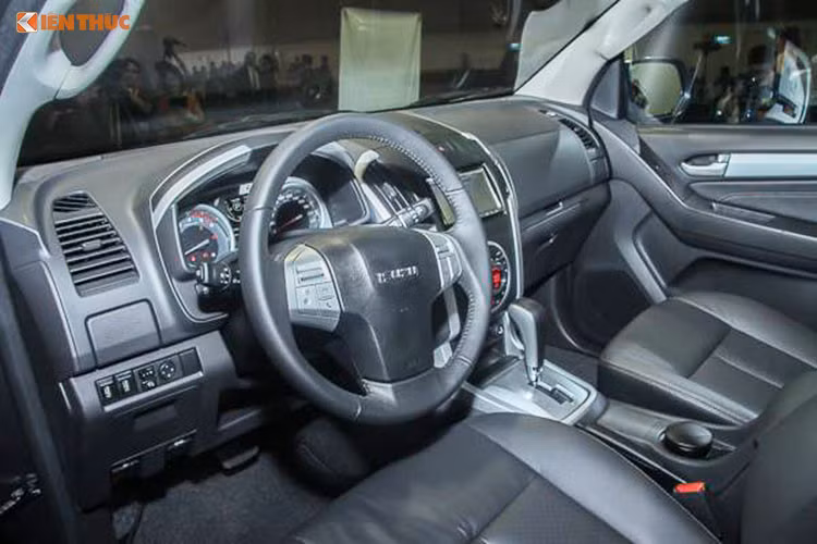 Isuzu MU-X được hãng xe Nhật Bản trang bị ghế lái chỉnh điện 6 hướng, vô-lăng cũng được bọc da đồng thời tích hợp những nút bấm tiện ích như điều chỉnh âm thanh, đàm thoại rảnh tay... hay hệ thống cruise control mới. Hàng ghế thứ hai và thứ ba có thể thưởng thức giải trí thông qua màn hình ốp trần LCD 10.2 inch và hệ thống âm thanh 6 loa.