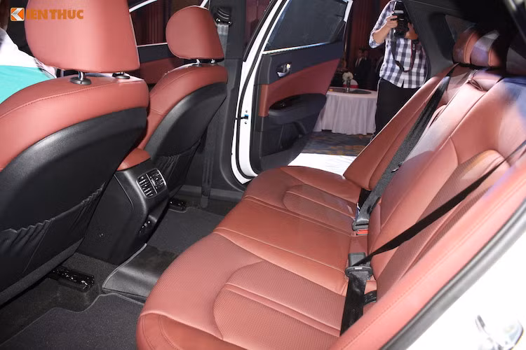 Các kích thước lớn hơn khiến hàng ghế sau của Optima có khoảng không gian cho đầu hành khách tăng 10 mm, chiều rộng tăng 15 mm và khoảng để chân lớn hơn 25 mm. Xe cũng có hệ thống điều hòa 2 vùng độc lập với tính năng lọc khí ion và cửa gió hàng ghế sau có thể tự điều chỉnh hướng làm mát cùng cường độ gió phù hợp.