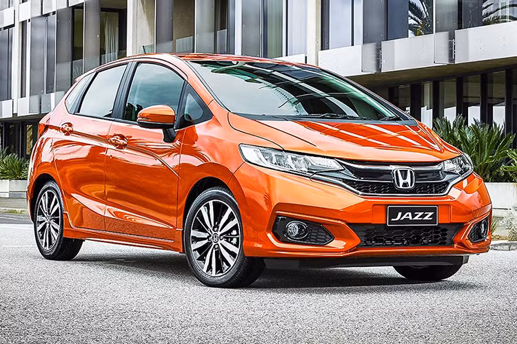 Trong tháng 4/2020, Honda Việt Nam chỉ bán ra 3 xe Jazz tại thị trường Việt và cộng dồn 4 tháng đầu năm chỉ đạt 73 xe được bàn giao tới khách hàng. Phân khúc hatchback hạng B ở thời điểm hiện tại không còn được người Việt ưu ái cũng là một phần nguyên nhân khiến mẫu xe này có lượng tiêu thụ cực kỳ “khiêm tốn” trên thị trường. Xe đang được bán tại Việt Nam với 3 phiên bản, giá dao động từ 544-624 triệu đồng.