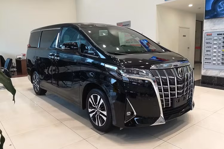 Với giá bán đắt đỏ 4,038 tỷ đồng cùng ngoại hình vạm vỡ, cục mịch, Toyota Alphard không phải là mẫu xe bình dân dễ tiêu thụ tại thị trường Việt Nam. Do đó, việc mẫu xe này thường xuyên góp mặt trong top xe bán chậm cũng không phải điều đáng ngạc nhiên. Trong 4 tháng đầu năm 2020, chỉ có 18 xe Alphard được bàn giao tới khách hàng, trong đó chỉ có 2 xe được bán ra trong tháng 4/2020. Video: Thị trường ôtô lao đao vì dịch Covid-19 (Nguồn VTC Now).