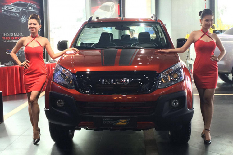 Trong tháng 4/2020, chỉ có 7 xe Isuzu D-Max được bàn giao tới khách hàng và cộng dồn đạt 68 xe bán ra trong 4 tháng đầu năm. Đây cũng là mẫu xe ôtô kém thu hút nhất trong phân khúc bán tải tại Việt Nam dù có mức giá bán khá hấp dẫn. Xe được nhập khẩu và phân phối tại Việt Nam với 4 phiên bản và có dao động từ 650-820 triệu đồng.