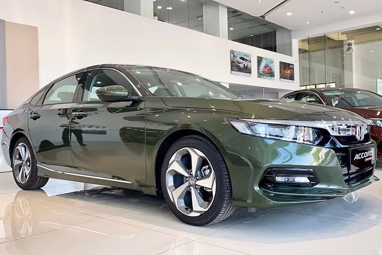 Ra mắt khách Việt tại VMS 2019 cạnh tranh với Toyota Camry, nhưng Honda Accord đã không đạt được kỳ vọng khi doanh số bán trồi sụt và liên tục xuất hiện trong top xe bán chậm trong tháng. Kết thúc tháng 4, Honda Việt Nam chỉ ghi nhận doanh số bán của Accord là 7 xe và cộng dồn đạt 70 xe bán ra trong 4 tháng đầu năm. Hiện xe đang có mức giá bán cao nhất trong phân khúc, từ 1,319-1,329 tỷ đồng tùy màu ngoại thất.