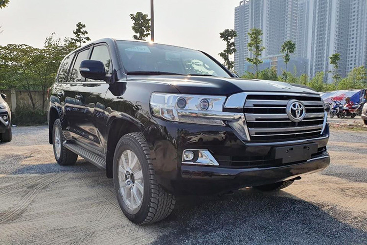 Doanh số bán của mẫu xe SUV Toyota Land Cruiser trong tháng 4 chỉ đạt 14 xe, cộng dồn 3 tháng đầu năm đạt 60 xe bán ra. Với giá bán khá đắt đỏ hơn 4 tỷ đồng, Land Cruiser không phải là mẫu xe phổ biến thông dụng tại thị trường ôtô Việt, cũng không có nhiều tiềm năng cạnh tranh với các dòng xe phổ thông tại thị trường.