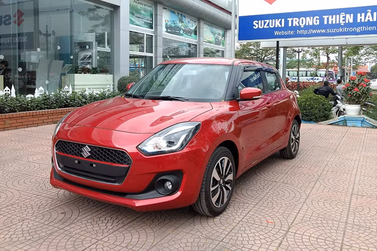 Lượng xe Suzuki Swift bán ra tháng 4/2020 chỉ đạt 4 xe và cộng dồn 4 tháng đầu năm đạt 6 xe. Doanh số bán lẹt đẹt, thậm chí có tháng không bán được chiếc nào đã khiến Swift chưa bao giờ thoát khỏi bảng xếp hạng xe bán “ế” tại thị trường Việt. Đối thủ của Swift bao gồm Mitsubishi Mirage hay Honda Jazz hiện cũng đang chịu chung cảnh bán “ế” tương tự. Hiện tại, Suzuki Swift có giá bán tương ứng 499 và 549 triệu đồng.