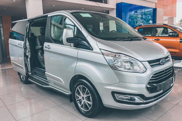 Ra mắt tại Việt Nam vào tháng 7/2019, mục tiêu của Ford là đa dạng các dòng xe trong đội hình sản phẩm của hãng xe Mỹ tại Việt Nam, mang tới nhiều lựa chọn cho khách Việt. Mặc dù có mức giá bán rẻ nhất so trong phân khúc MPV cỡ lớn nhưng mẫu xe này vẫn bán khá chậm và thường xuyên nằm trong danh sách xe bán “ế”. Trong tháng 4, Ford Việt Nam chỉ vỏn vẹn bán được 4 xe Tourneo và cộng dồn đạt 91 xe bán ra trong 4 tháng đầu năm.