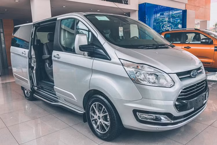 Ra mắt tại Việt Nam vào tháng 7/2019, mục tiêu của Ford là đa dạng các dòng xe trong đội hình sản phẩm của hãng xe Mỹ tại Việt Nam, mang tới nhiều lựa chọn cho khách Việt. Mặc dù có mức giá bán rẻ nhất so trong phân khúc MPV cỡ lớn nhưng mẫu xe này vẫn bán khá chậm và thường xuyên nằm trong danh sách xe bán “ế”. Trong tháng 4, Ford Việt Nam chỉ vỏn vẹn bán được 4 xe Tourneo và cộng dồn đạt 91 xe bán ra trong 4 tháng đầu năm.