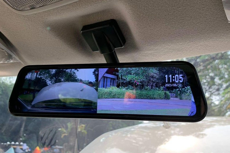 Trang bị nội thất của xe gồm có ghế bọc da pha nỉ, ghế lái chỉnh tay 6 hướng, ghế phụ lái chỉnh tay 4 hướng, 2 hàng ghế sau gập phẳng xuống sàn, vô lăng 3 chấu bọc da chỉnh 2 hướng, 3 cổng sạc 12V, điều hòa tự động đi kèm màn hình hiển thị, cửa gió dành cho 2 hàng ghế sau, lọc không khí, sạc điện thoại không dây, camera hành trình phía trước, hệ thống âm thanh 6 loa, khởi động máy bằng nút bấm và chìa khóa thông minh.