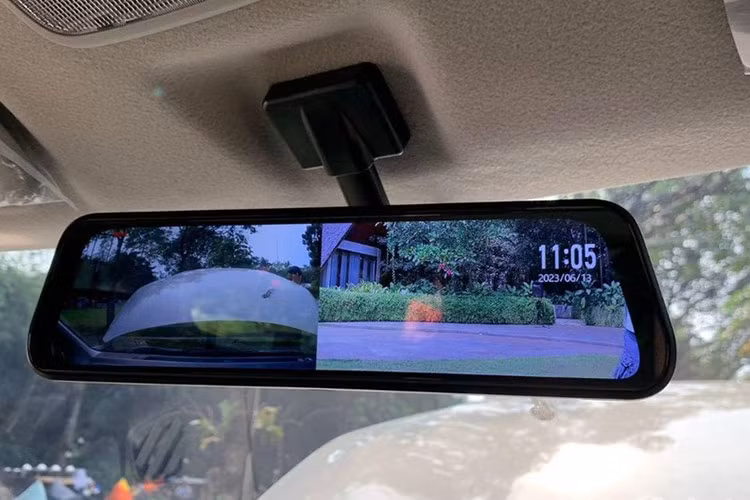 Trang bị nội thất của xe gồm có ghế bọc da pha nỉ, ghế lái chỉnh tay 6 hướng, ghế phụ lái chỉnh tay 4 hướng, 2 hàng ghế sau gập phẳng xuống sàn, vô lăng 3 chấu bọc da chỉnh 2 hướng, 3 cổng sạc 12V, điều hòa tự động đi kèm màn hình hiển thị, cửa gió dành cho 2 hàng ghế sau, lọc không khí, sạc điện thoại không dây, camera hành trình phía trước, hệ thống âm thanh 6 loa, khởi động máy bằng nút bấm và chìa khóa thông minh.