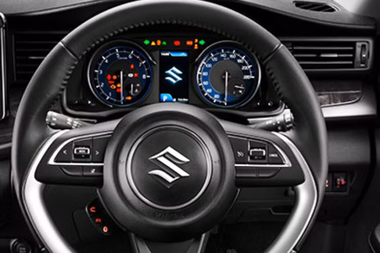 Trừ những thay đổi trên, Suzuki XL7 Hybrid 2024 tại Thái Lan vẫn giữ lại các trang bị nội - ngoại thất của bản máy xăng thông thường. Theo đó, xe được trang bị vành hợp kim 16 inch, đèn pha LED, đèn LED định vị ban ngày, đèn sương mù trước, đèn hậu LED, gương chiếu hậu chỉnh điện/gập điện/tích hợp đèn báo rẽ, baga nóc và ốp cua lốp màu đen.