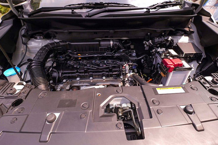 Đúng như tên gọi, Suzuki XL7 Hybrid sở hữu động cơ xăng 4 xi-lanh, dung tích 1.5L, kết hợp cùng pin lithium-ion 10Ah 12V và máy phát điện tích hợp bộ đề ISG. Hệ truyền động này tạo ra công suất tối đa 103 mã lực và mô-men xoắn cực đại 138 Nm. Kết nối với đó là hộp số sàn 5 cấp hoặc tự động 4 cấp.