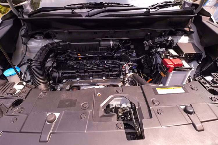 Đúng như tên gọi, Suzuki XL7 Hybrid sở hữu động cơ xăng 4 xi-lanh, dung tích 1.5L, kết hợp cùng pin lithium-ion 10Ah 12V và máy phát điện tích hợp bộ đề ISG. Hệ truyền động này tạo ra công suất tối đa 103 mã lực và mô-men xoắn cực đại 138 Nm. Kết nối với đó là hộp số sàn 5 cấp hoặc tự động 4 cấp.