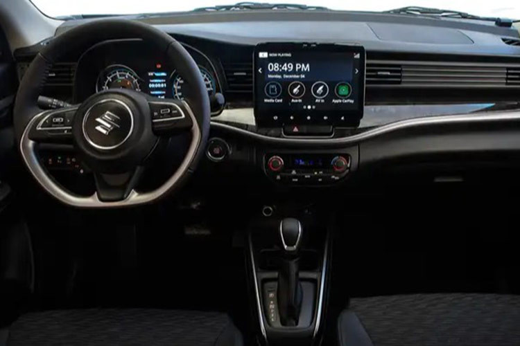 Bên trong xe, Suzuki XL7 Hybrid 2024 tại Thái Lan sở hữu bảng đồng hồ mới với màn hình màu 4,2 inch ở giữa, hiển thị thông tin về dung lượng pin. Ngoài ra, xe còn có thêm màn hình cảm ứng trung tâm 10,1 inch mới, hỗ trợ kết nối Apple CarPlay/Android Auto, và hệ thống kiểm soát hành trình Cruise Control.