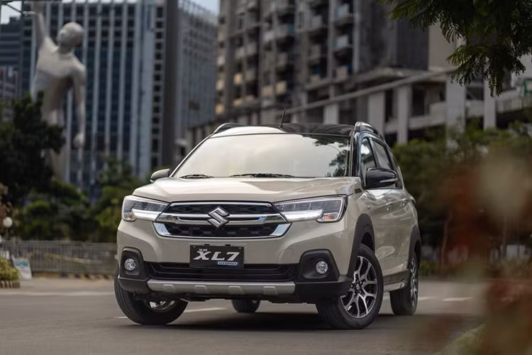 Một số tư vấn bán hàng cho biết, Suzuki XL7 Hybrid 2024 mới đã được đưa về đại lý Việt, song thời điểm ra mắt và giá bán cũng như các trang bị cụ thể trên xe đều là ẩn số. Suzuki XL7 đang mở bán tại thị trường ôtô Việt Nam hiện nay là sản phẩm nhập khẩu nguyên chiếc Indonesia, do đó nhiều khả năng bản Hybrid cũng sẽ được nhập từ "Xứ sở vạn đảo".